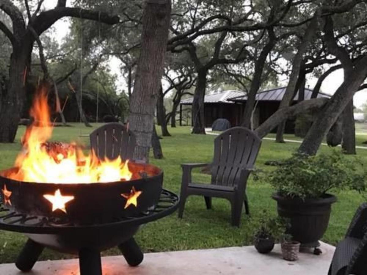 Live Oaks Bed And Breakfast Uvalde Eksteriør billede